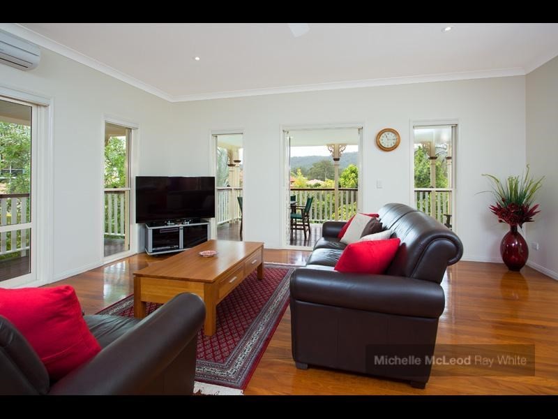 8 Kagoola Close, Chapel Hill QLD 4069