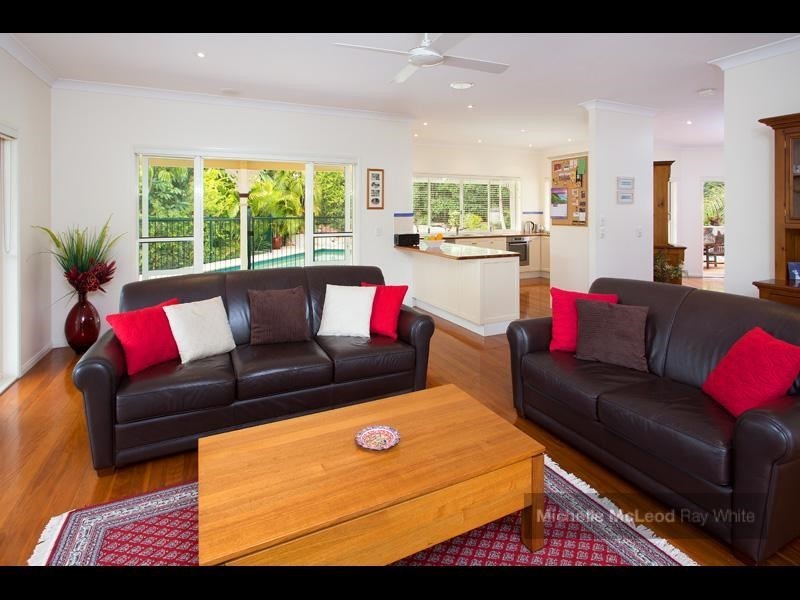 8 Kagoola Close, Chapel Hill QLD 4069