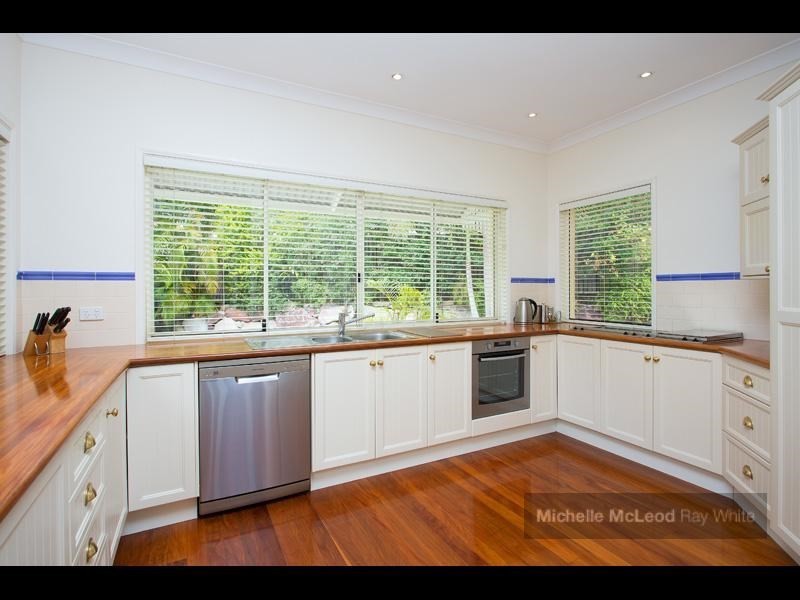 8 Kagoola Close, Chapel Hill QLD 4069