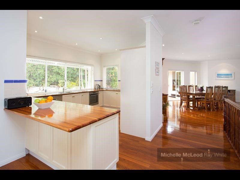 8 Kagoola Close, Chapel Hill QLD 4069