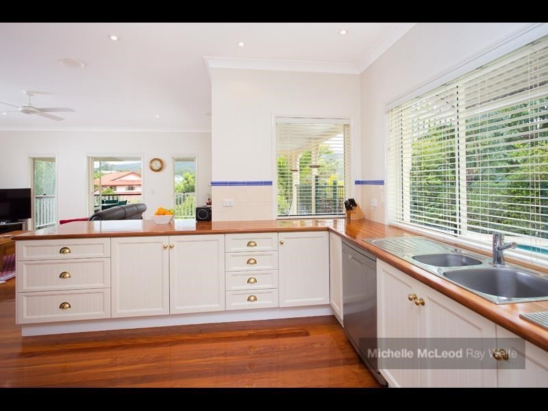 8 Kagoola Close, Chapel Hill QLD 4069