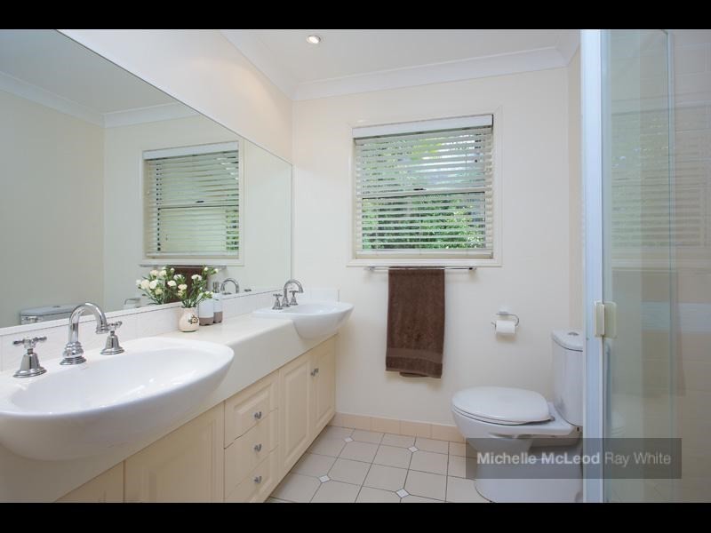 8 Kagoola Close, Chapel Hill QLD 4069