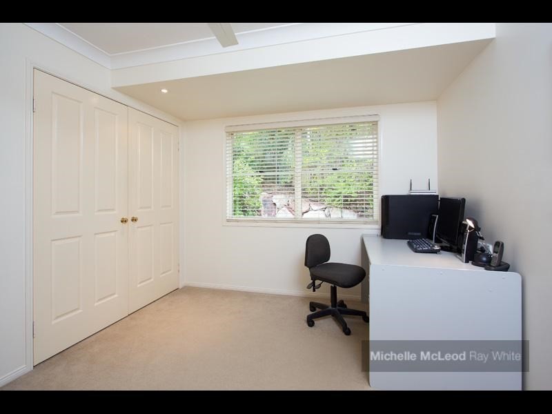 8 Kagoola Close, Chapel Hill QLD 4069