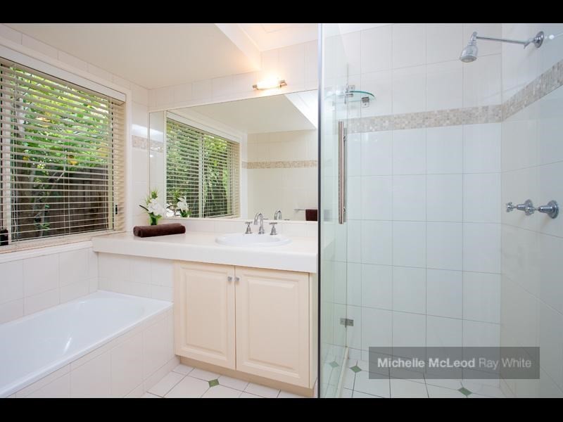 8 Kagoola Close, Chapel Hill QLD 4069