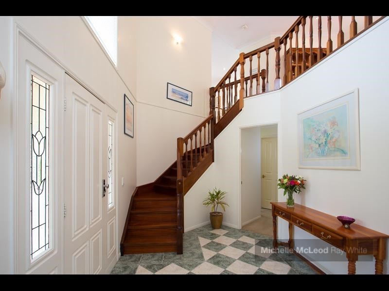 8 Kagoola Close, Chapel Hill QLD 4069