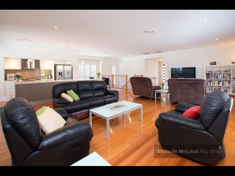 7 Tristania Road, Chapel Hill QLD 4069