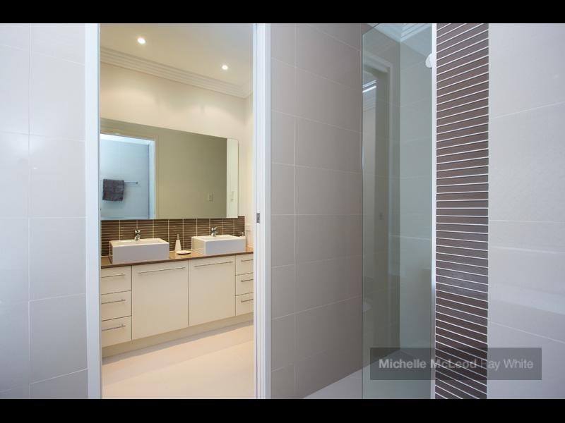 7 Tristania Road, Chapel Hill QLD 4069