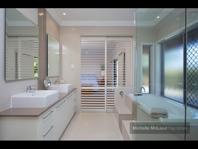 7 Tristania Road, Chapel Hill QLD 4069