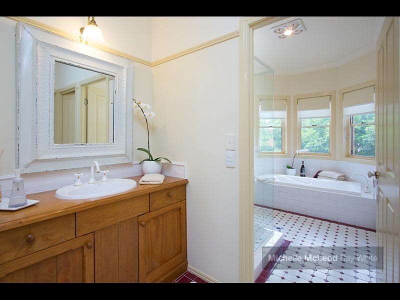 6 Goorna Close, Chapel Hill QLD 4069