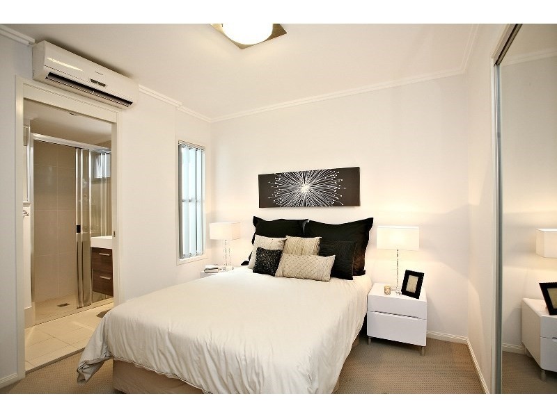 2/51 Lambert Road, Indooroopilly QLD 4068