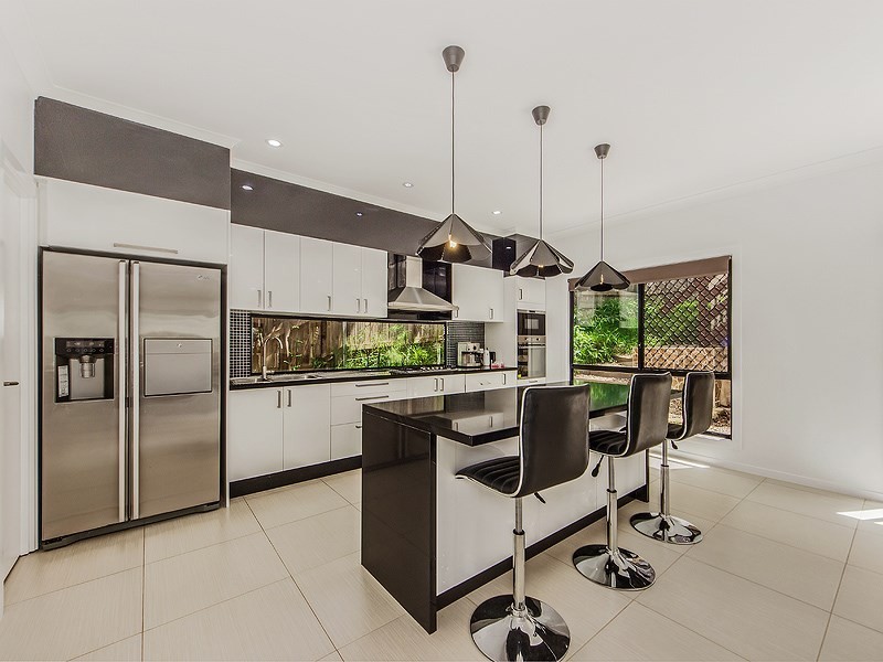 33 Tamarix Street, Chapel Hill QLD 4069