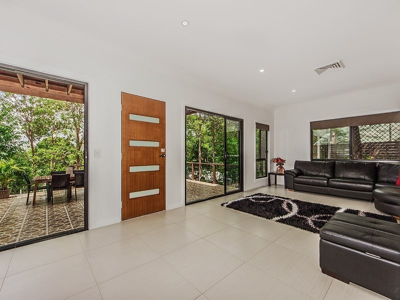 33 Tamarix Street, Chapel Hill QLD 4069