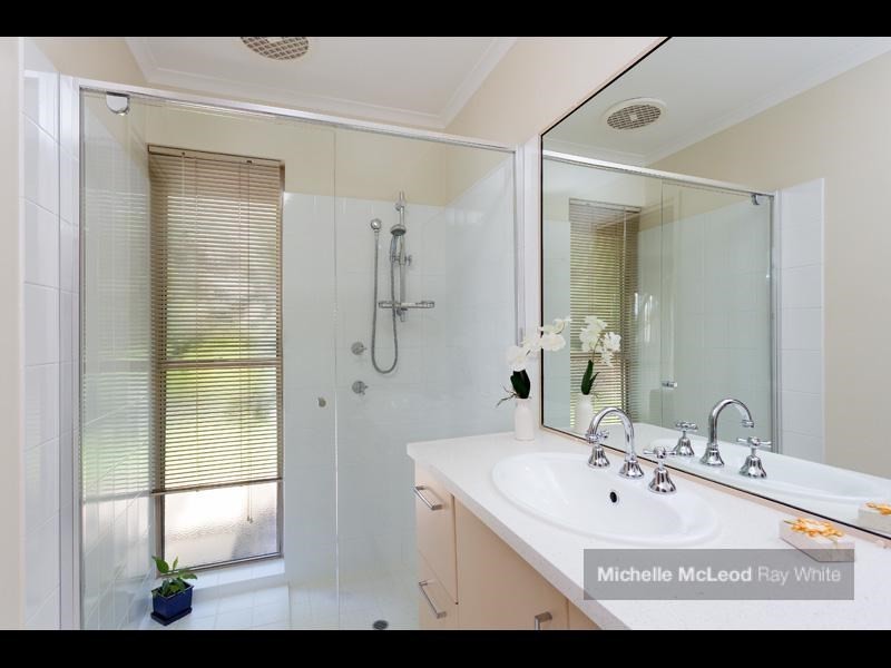16 Arabilia Close, Chapel Hill QLD 4069