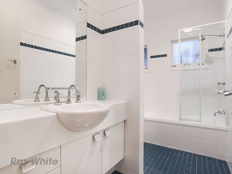 18 Crag Road, Taringa QLD 4068