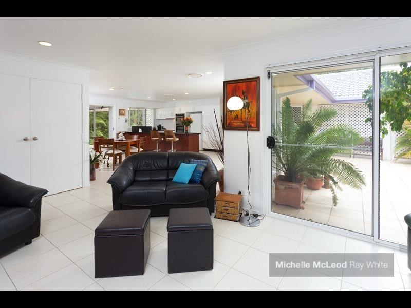 6 Kagoola Close, Chapel Hill QLD 4069