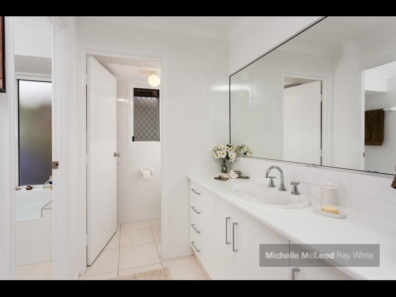 6 Kagoola Close, Chapel Hill QLD 4069