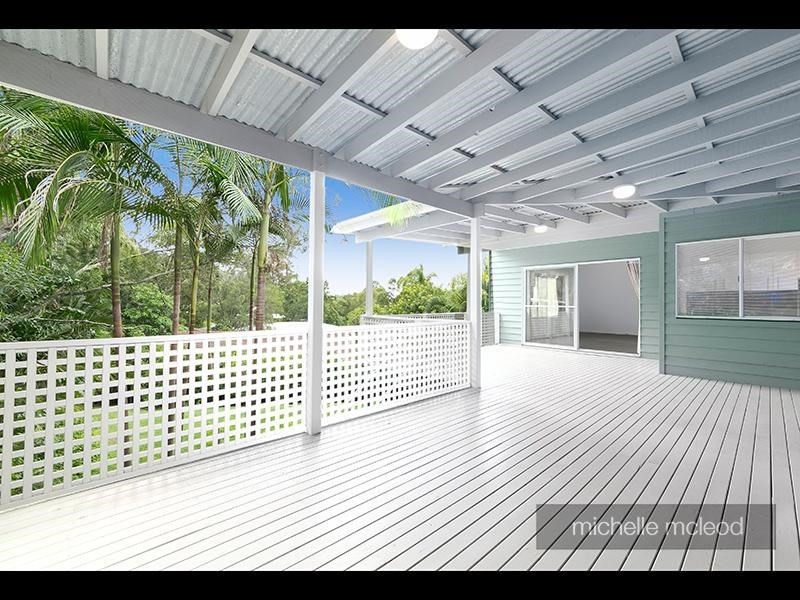 8 Torridon Close, Chapel Hill QLD 4069