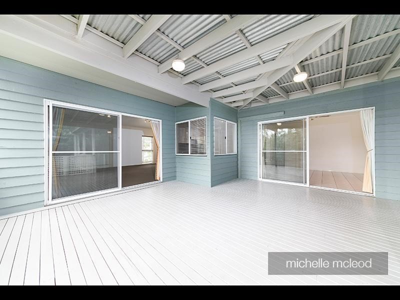 8 Torridon Close, Chapel Hill QLD 4069