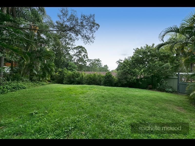 8 Torridon Close, Chapel Hill QLD 4069
