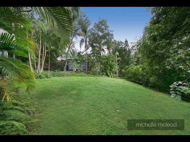 8 Torridon Close, Chapel Hill QLD 4069