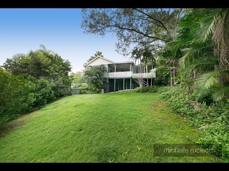 8 Torridon Close, Chapel Hill QLD 4069