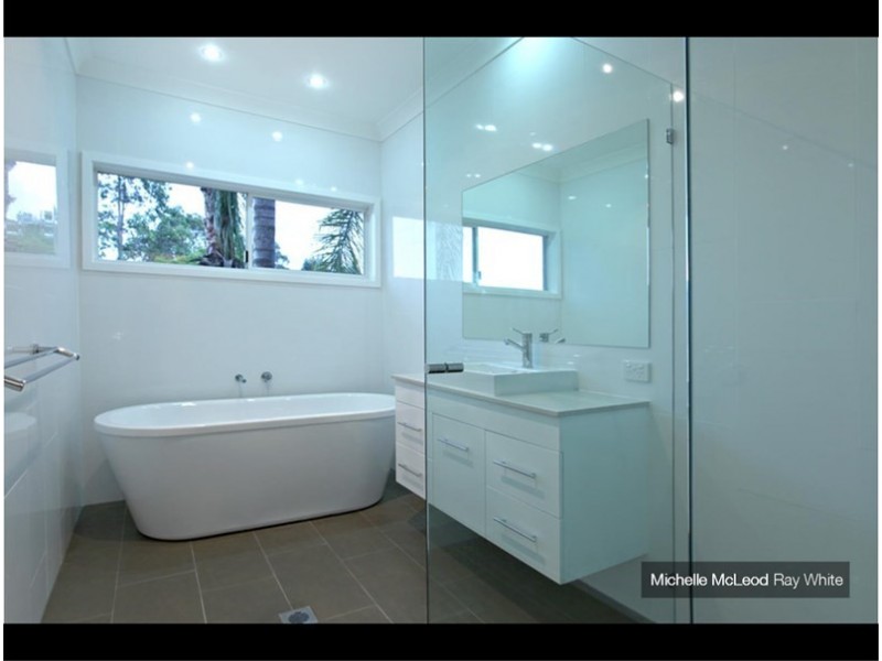8 Torridon Close, Chapel Hill QLD 4069