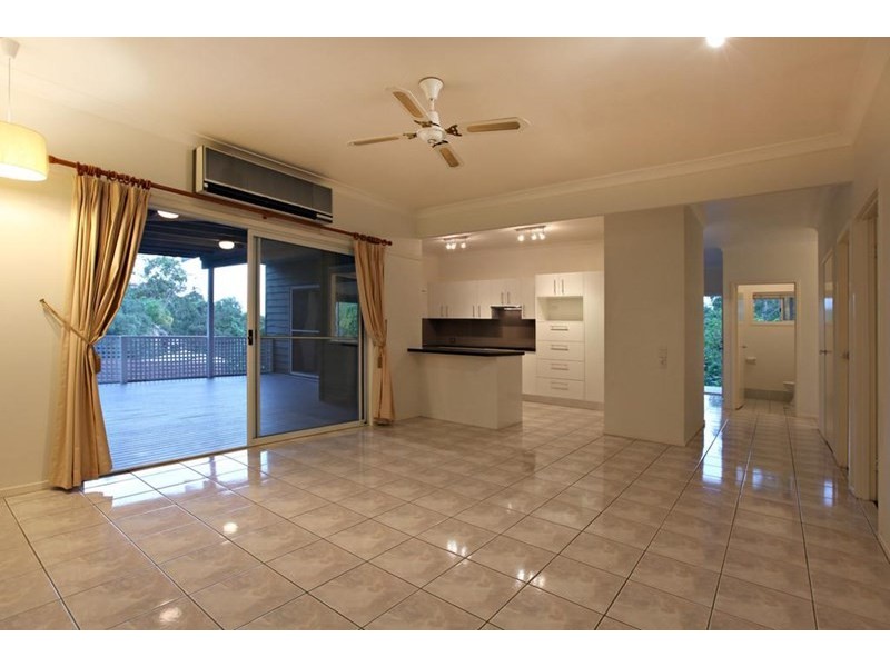 8 Torridon Close, Chapel Hill QLD 4069