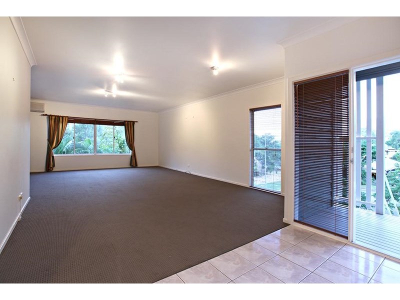 8 Torridon Close, Chapel Hill QLD 4069