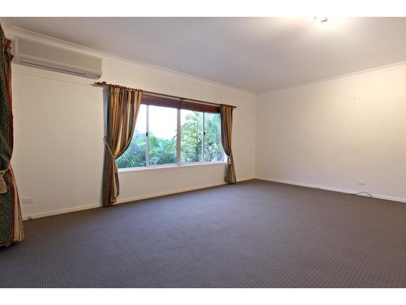 8 Torridon Close, Chapel Hill QLD 4069