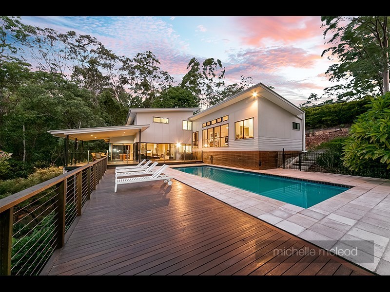 8 Hillcrest Place, Kenmore Hills QLD 4069