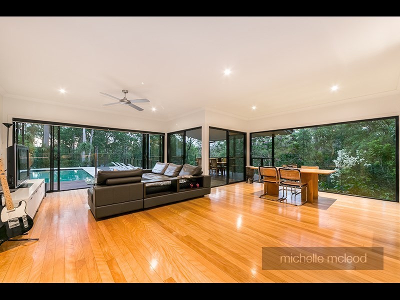8 Hillcrest Place, Kenmore Hills QLD 4069