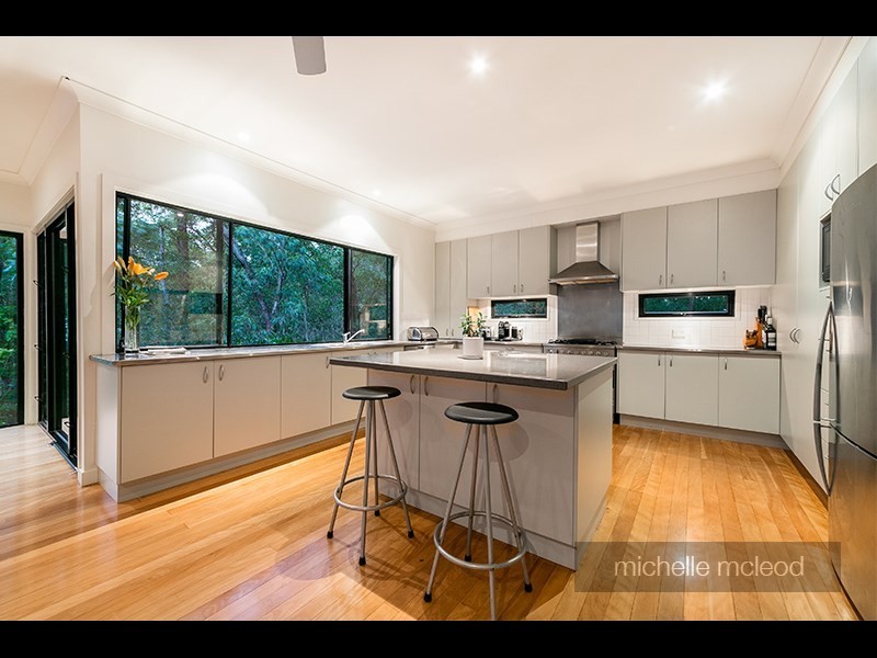 8 Hillcrest Place, Kenmore Hills QLD 4069