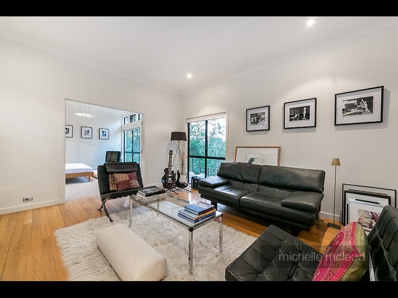 8 Hillcrest Place, Kenmore Hills QLD 4069