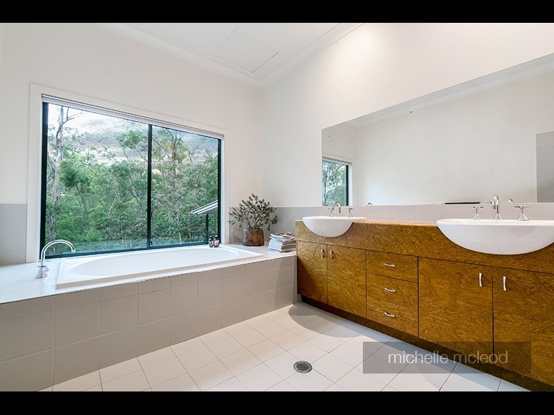 8 Hillcrest Place, Kenmore Hills QLD 4069