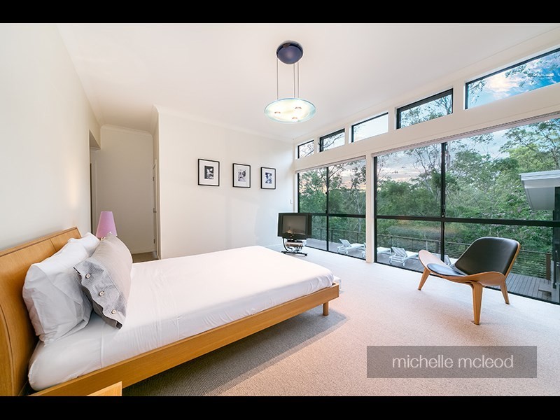 8 Hillcrest Place, Kenmore Hills QLD 4069
