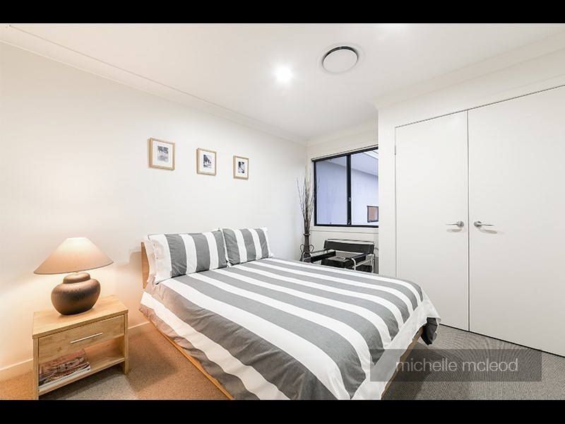 8 Hillcrest Place, Kenmore Hills QLD 4069