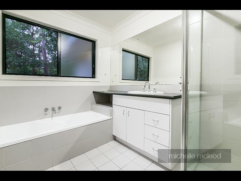 8 Hillcrest Place, Kenmore Hills QLD 4069