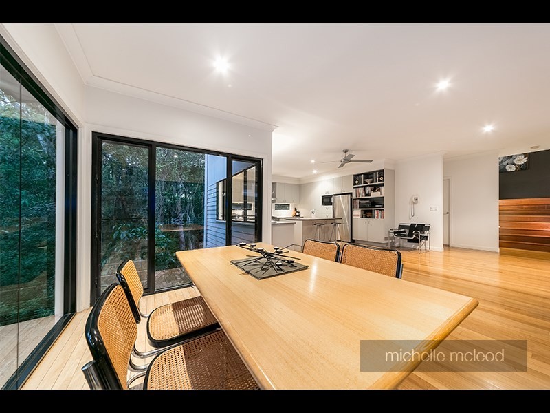 8 Hillcrest Place, Kenmore Hills QLD 4069