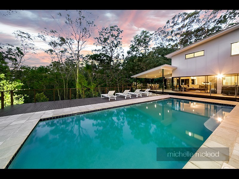 8 Hillcrest Place, Kenmore Hills QLD 4069