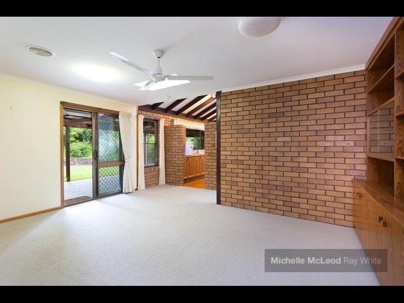 7 Staaten Street, Chapel Hill QLD 4069