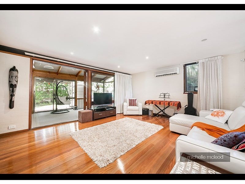 77 Sunset Road, Kenmore QLD 4069