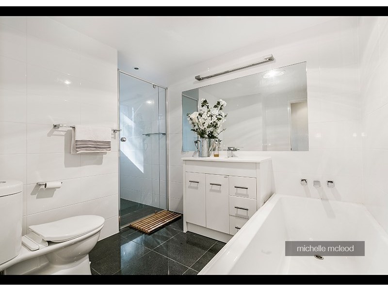 77 Sunset Road, Kenmore QLD 4069