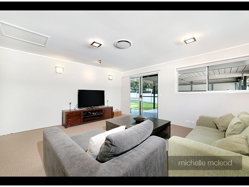 2 Star Place, Chapel Hill QLD 4069