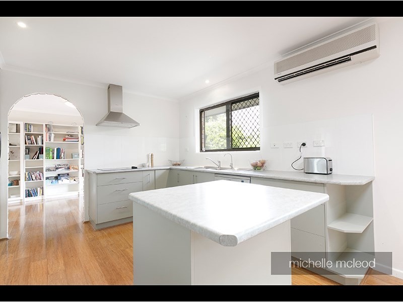 4 Bynoe Close, Chapel Hill QLD 4069