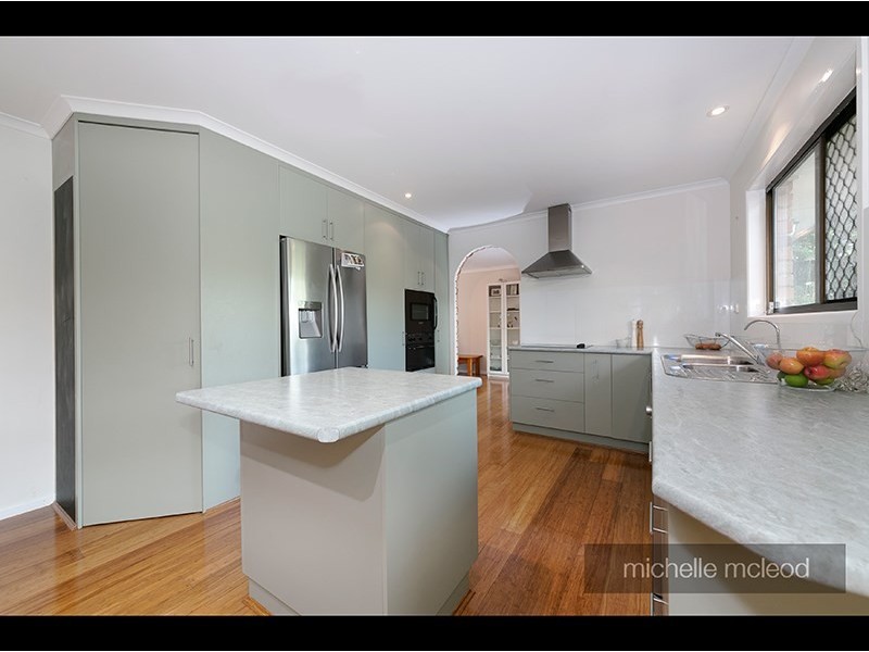 4 Bynoe Close, Chapel Hill QLD 4069