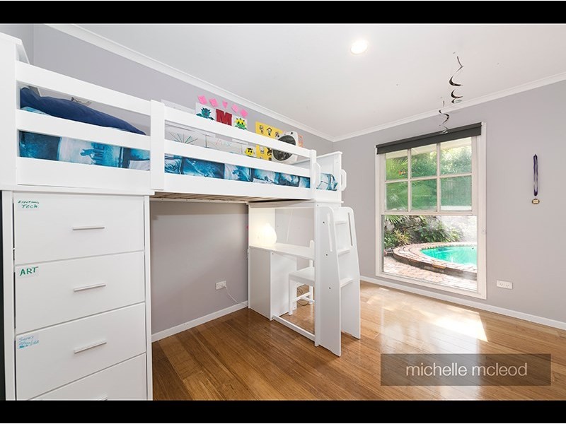 4 Bynoe Close, Chapel Hill QLD 4069