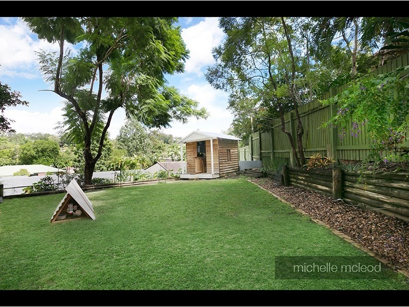 4 Bynoe Close, Chapel Hill QLD 4069