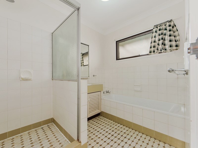 16 Rialanna Street, Kenmore QLD 4069