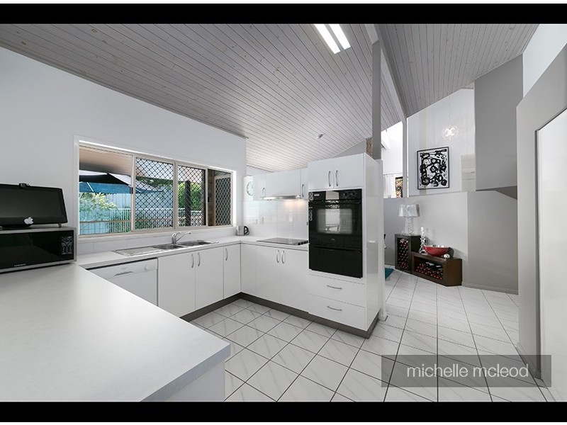 42 Nankoor Street, Chapel Hill QLD 4069