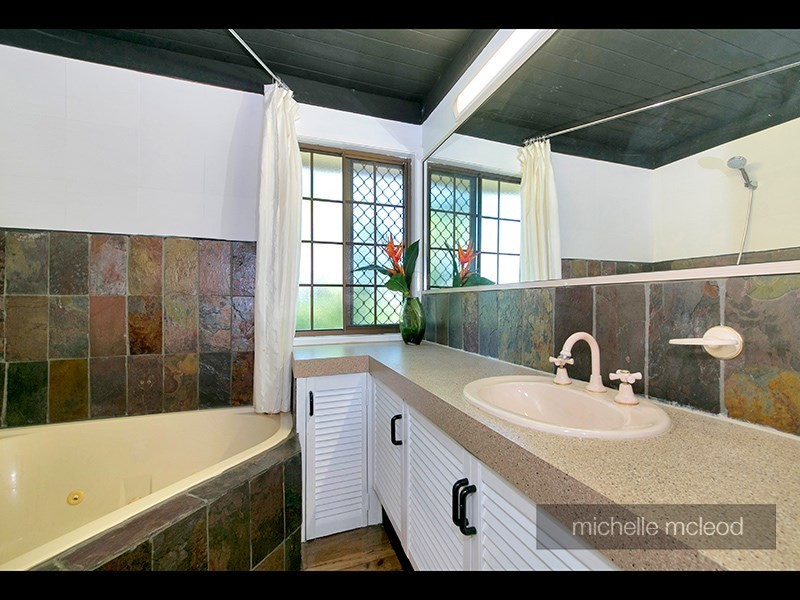 8 Jocelyn Court, Chapel Hill QLD 4069